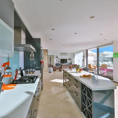 Sleeps 8 With Pool Air Con And Wifi Vilă *
