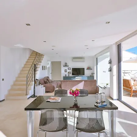 Sleeps 8 With Pool Air Con And Wifi