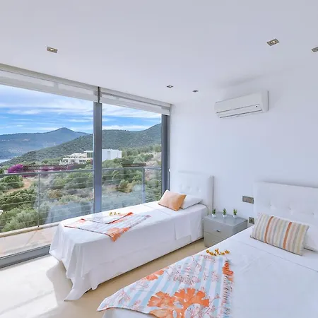 Sleeps 8 With Pool Air Con And Wifi